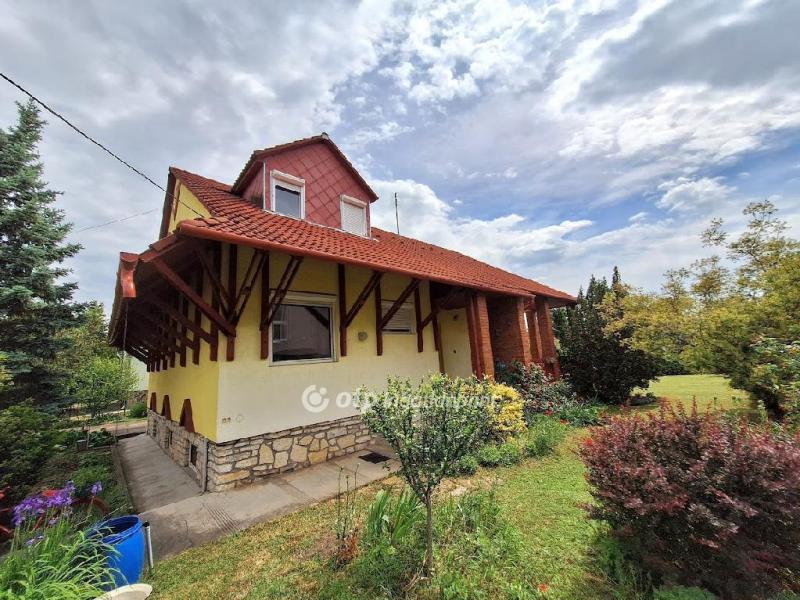 Eladó családi ház Alsóörs