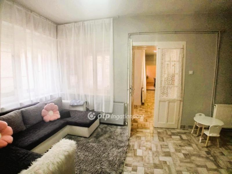 Eladó családi ház Valkó