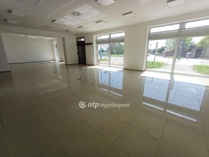 Kiadó utcai bejáratú üzlethelység Szentes