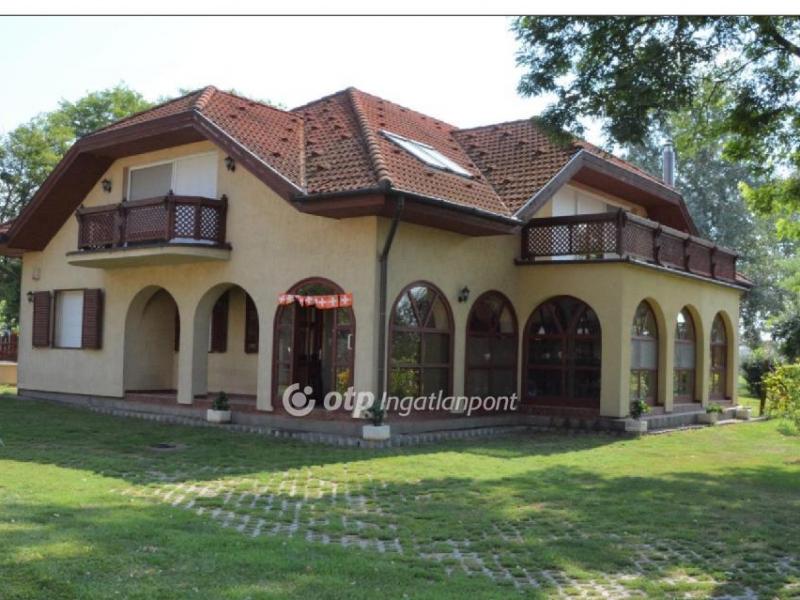 Eladó családi ház Monor