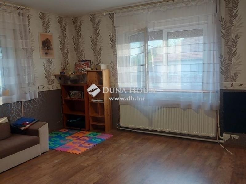 Eladó családi ház Tura