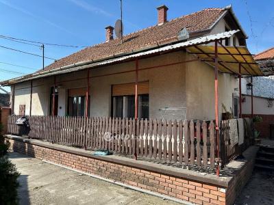 Eladó családi ház - 2700 Cegléd