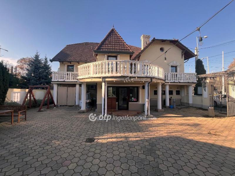 Eladó utcai bejáratú üzlethelység Szeged