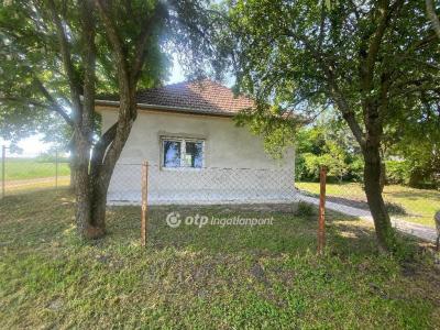Eladó családi ház - 5052 Újszász