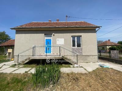 Eladó családi ház - 5052 Újszász