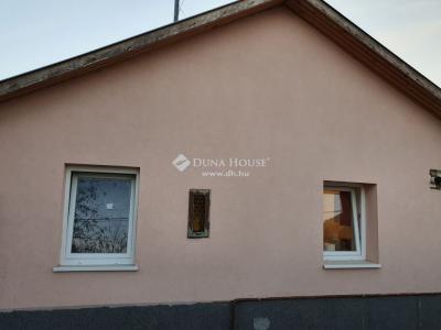 Eladó családi ház - 2242 