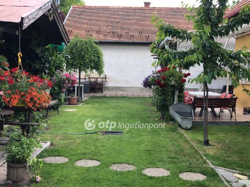 Eladó családi ház Törökbálint