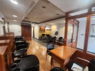 Eladó utcai bejáratú üzlethelység Budapest