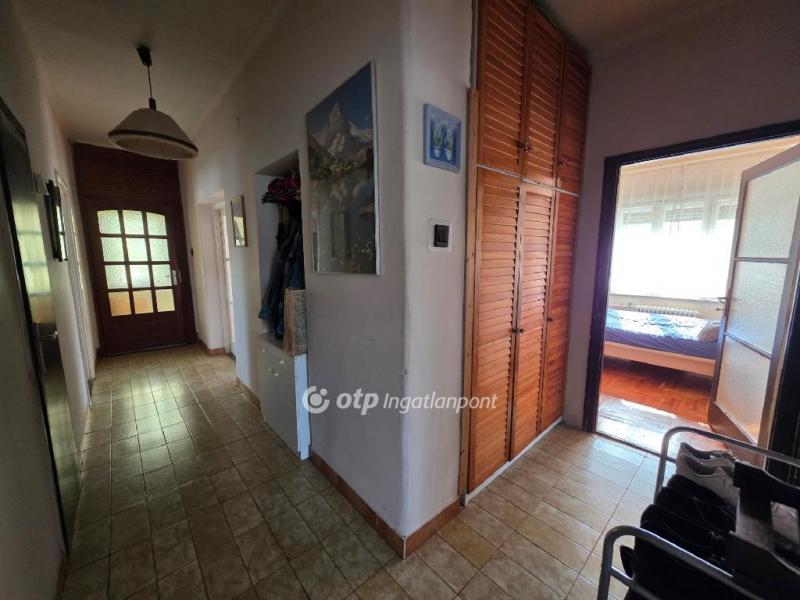 Eladó családi ház Üröm