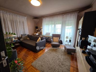 Eladó családi ház Üröm