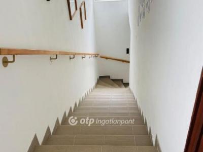 Eladó családi ház Üröm