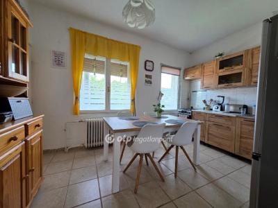 Eladó családi ház Üröm