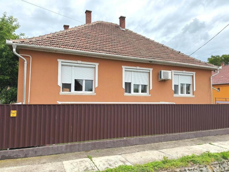 Eladó családi ház Poroszló