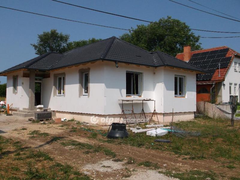 Eladó családi ház Atkár