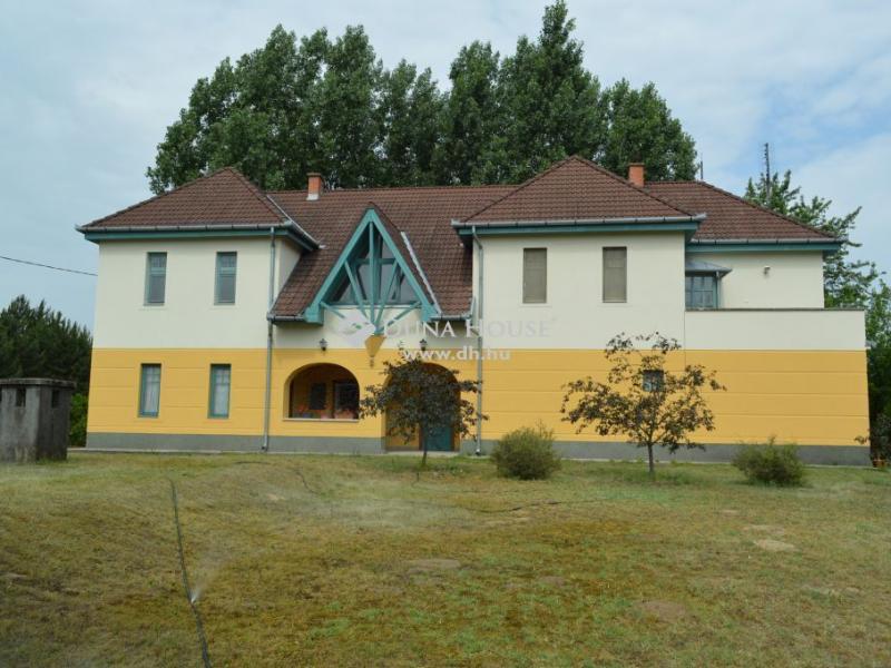 Eladó kastély Lakitelek