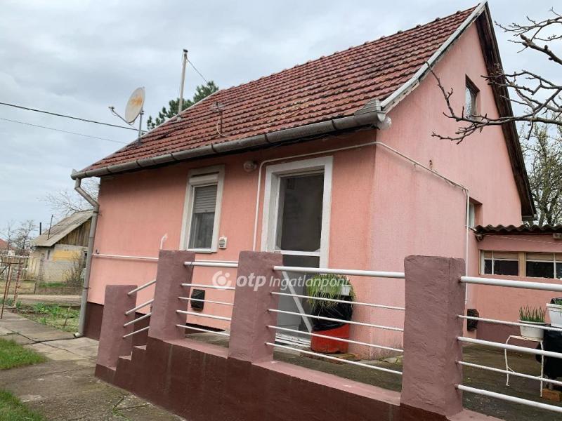 Eladó családi ház Tiszajenő