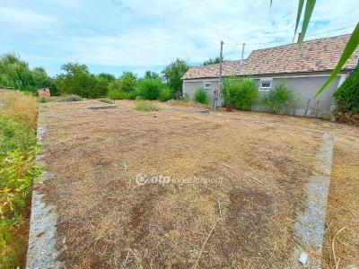 Eladó lakóövezeti telek Nyársapát