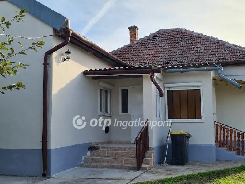 Eladó családi ház Újszász