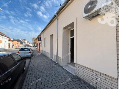 Eladó utcai bejáratú üzlethelység Kecskemét