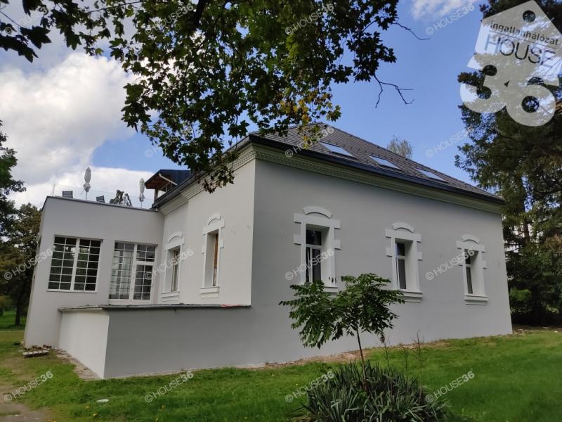 Eladó kastély Paks