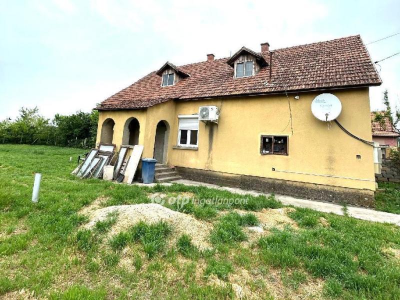 Eladó családi ház Tiszatenyő