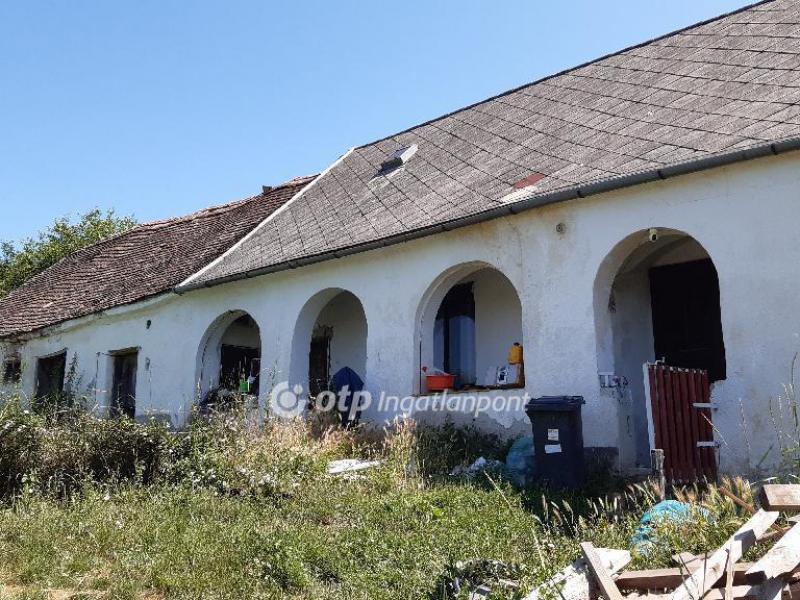 Eladó családi ház Velény