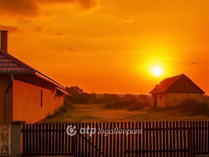 Eladó lakóövezeti telek Milota