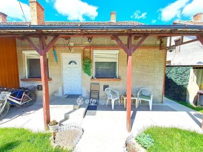 Eladó lakás Cegléd