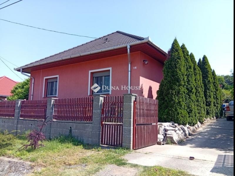 Eladó családi ház Dány