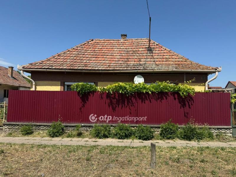 Eladó családi ház Pusztamonostor