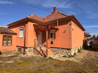 Eladó családi ház Pápa
