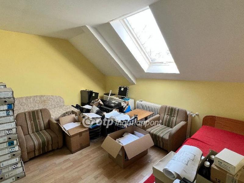 Eladó egyéb iroda Pápa