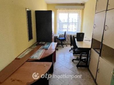 Eladó egyéb iroda Pápa