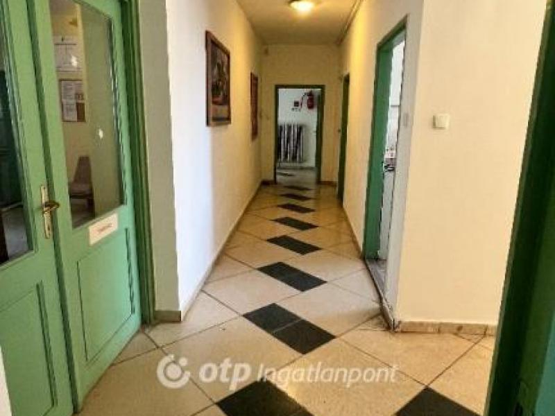 Eladó egyéb iroda Pápa
