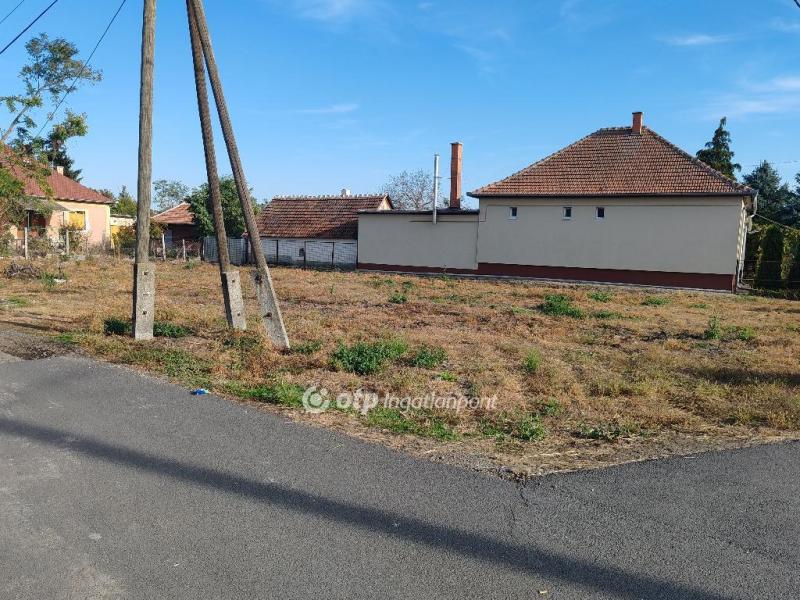 Eladó lakóövezeti telek Poroszló