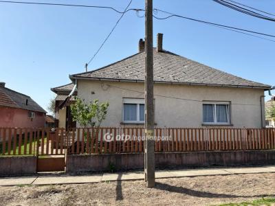 Eladó családi ház Decs