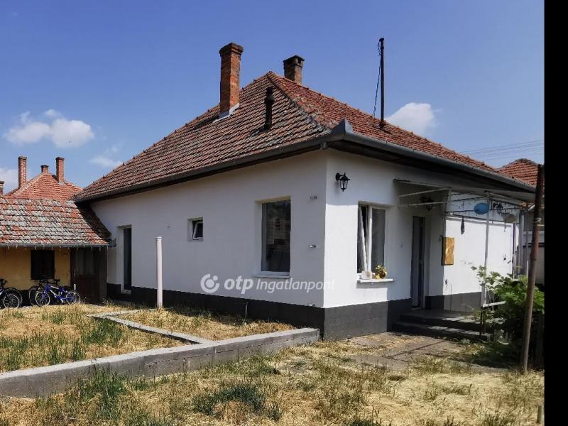 Eladó családi ház Jászkarajenő