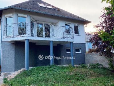 Eladó családi ház Győrújbarát
