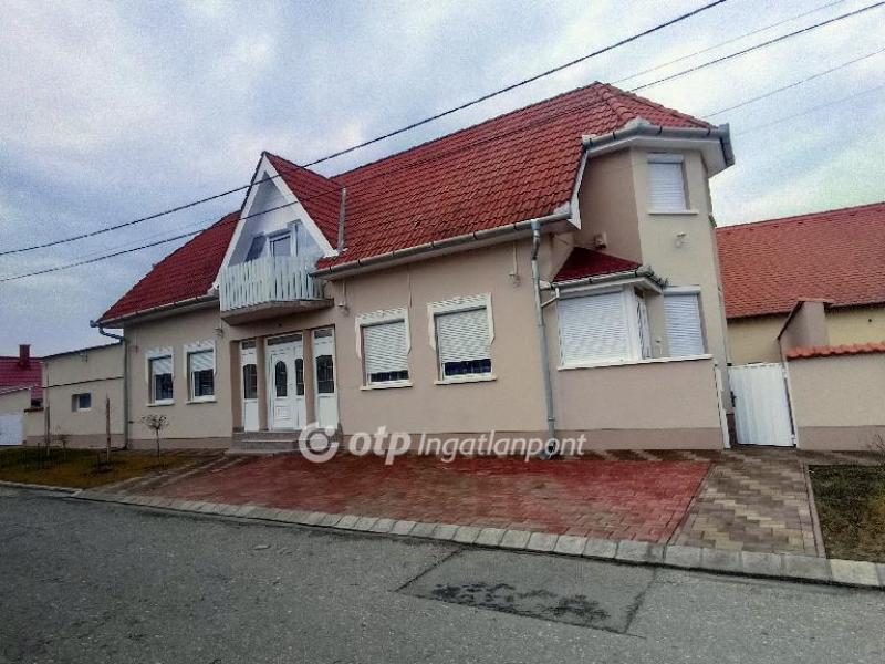 Eladó családi ház Jászfényszaru