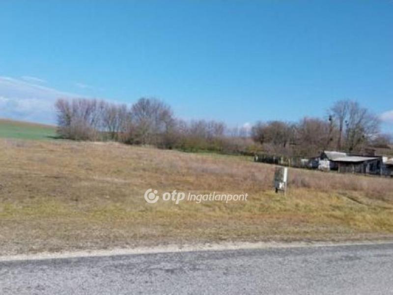 Eladó lakóövezeti telek Kup