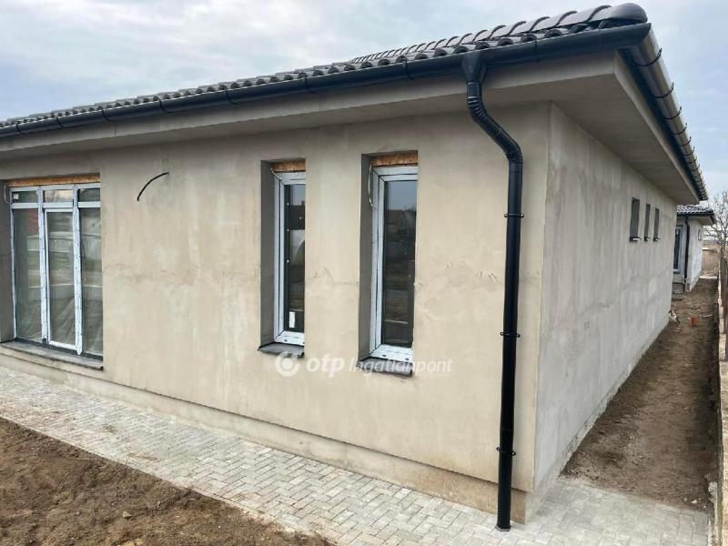 Eladó ikerház Apagy