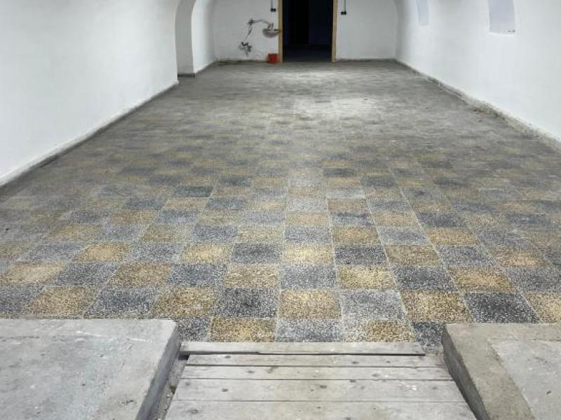 Eladó üzlethelység üzletházban Pécs