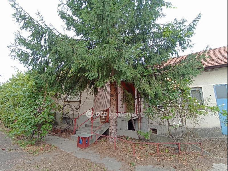 Eladó családi ház Jászfényszaru