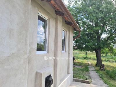 Eladó családi ház Újszász