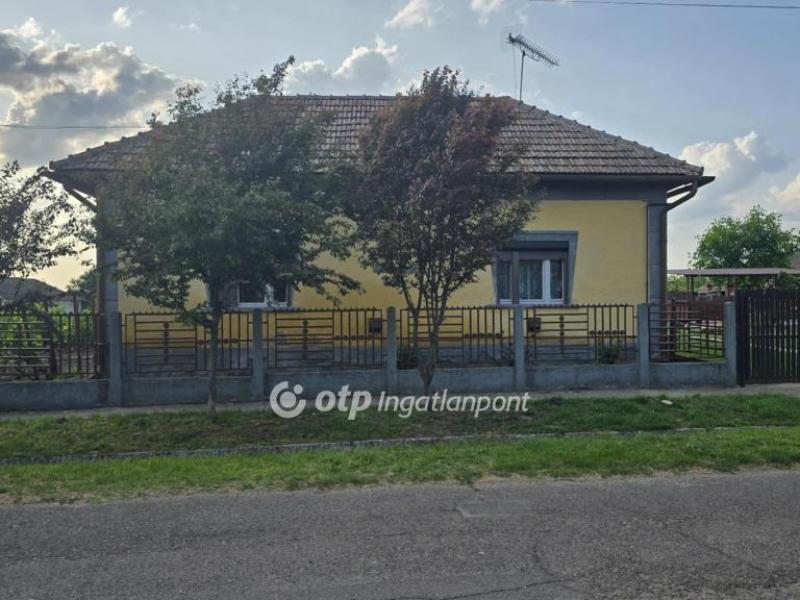 Eladó családi ház Tetétlen