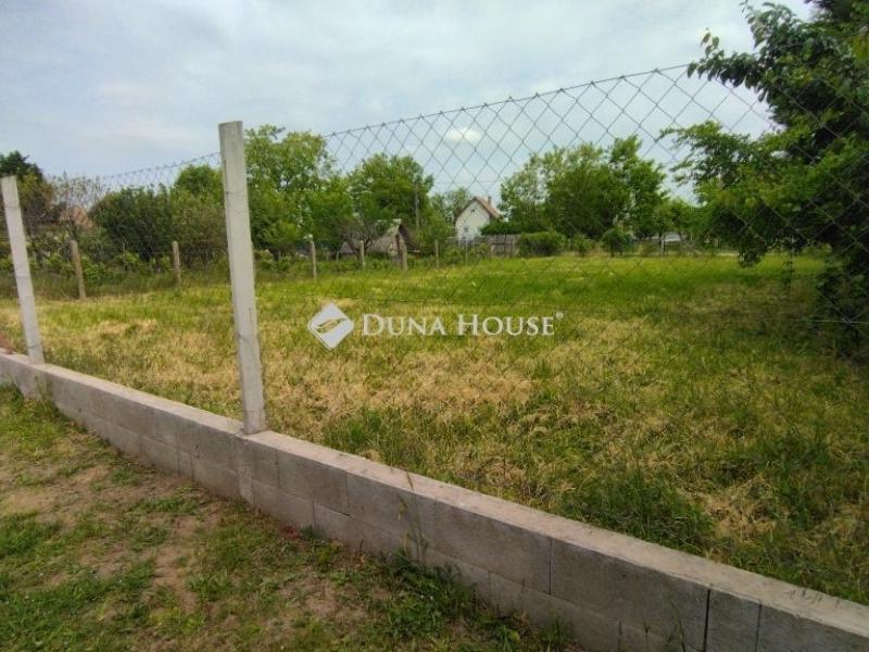 Eladó lakóövezeti telek