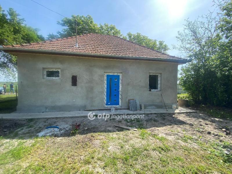 Eladó családi ház Újszász