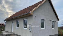 Eladó családi ház Újszász