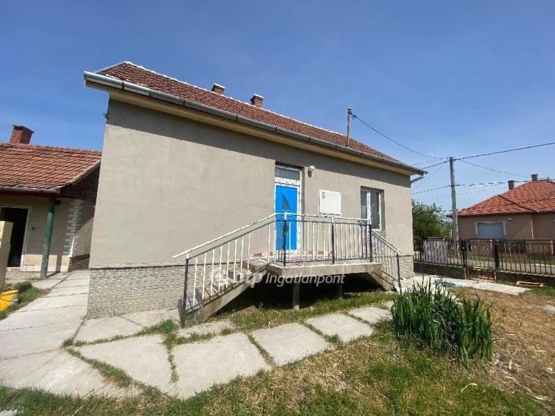 Eladó családi ház Újszász
