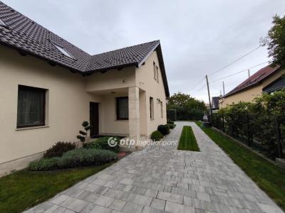 Eladó családi ház Solymár